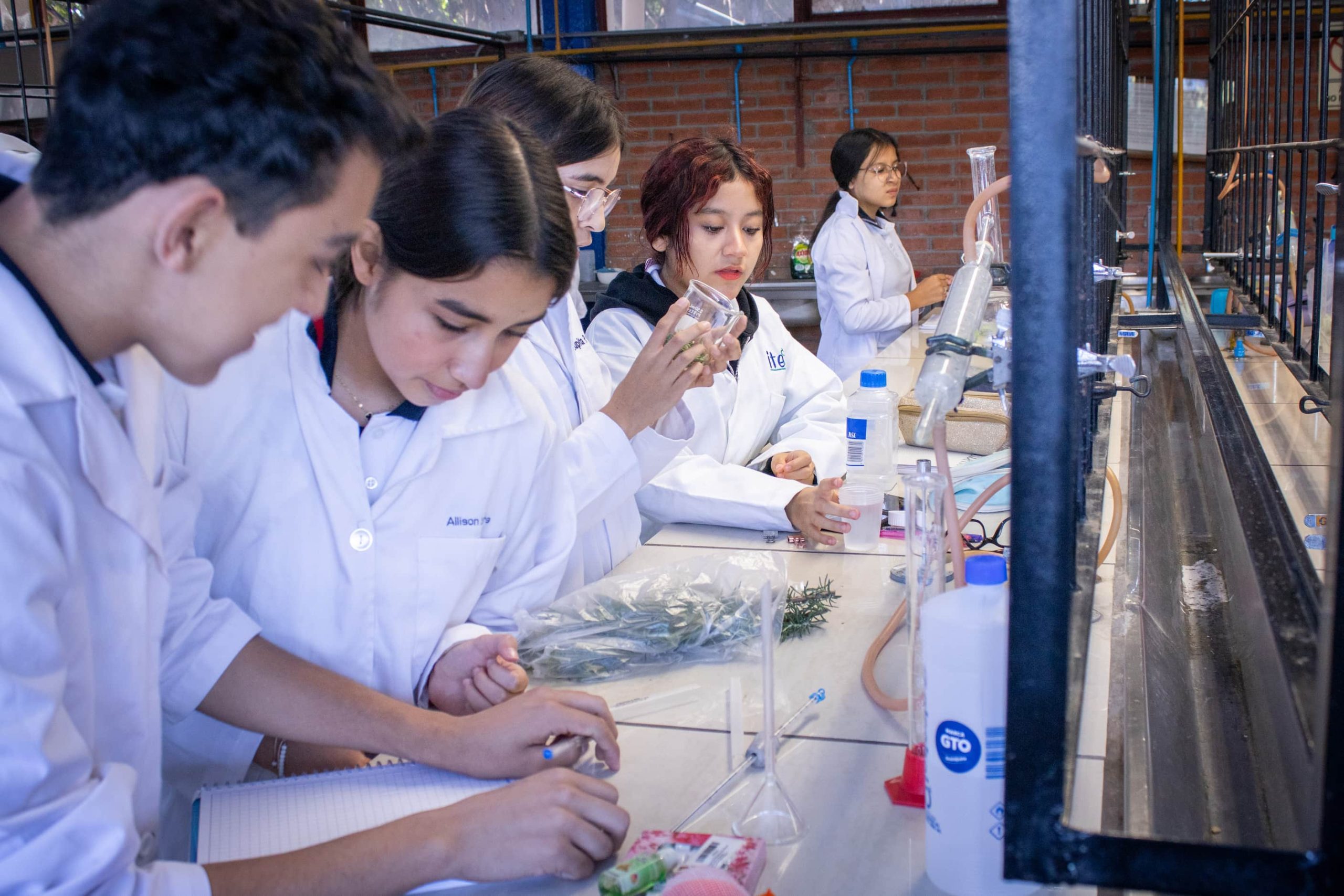 IMG_2120 Lab. Quím. 4tos - 16, oct. 2025 (1)